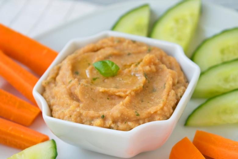 Kichererbsendip mit Rohkost
