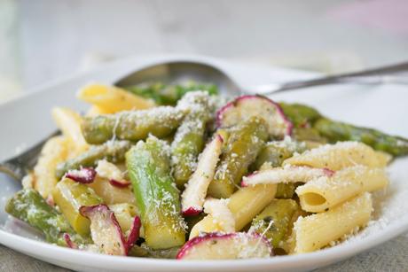 Penne mit Spargeln und Radiesli