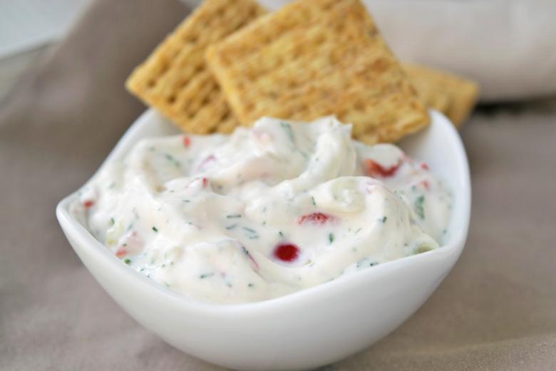 Frischkäse mit Dill und Peperoni