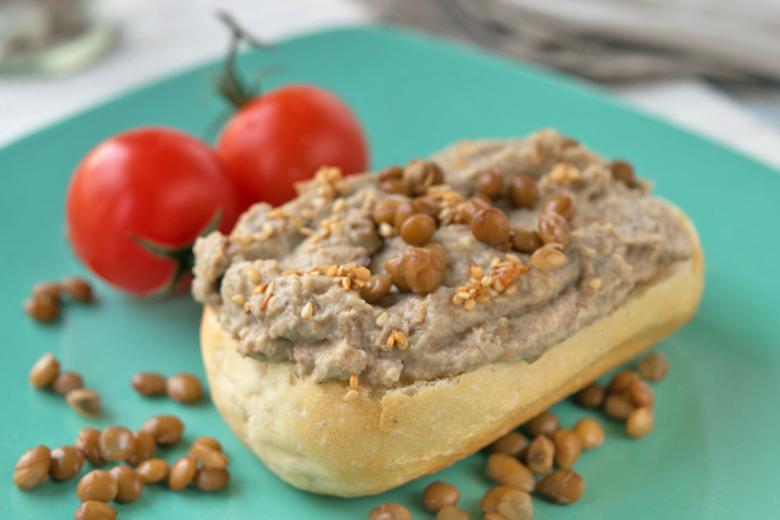 Linsenpaste mit geröstetem Sesam