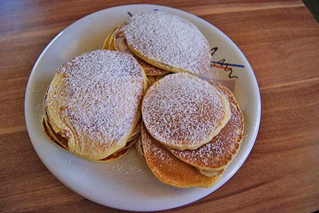 Vanille-Pancakes mit Mangocreme