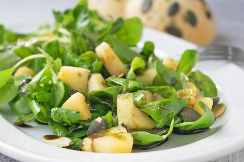 Nüsslisalat mit Apfeldressing