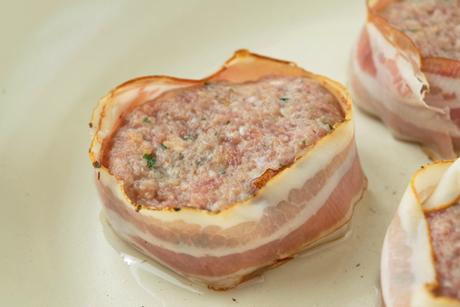 Hacksteaks mit Käse und Speck