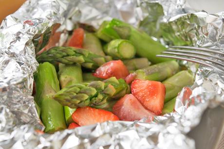 Gegrillte Spargeln mit Erdbeeren
