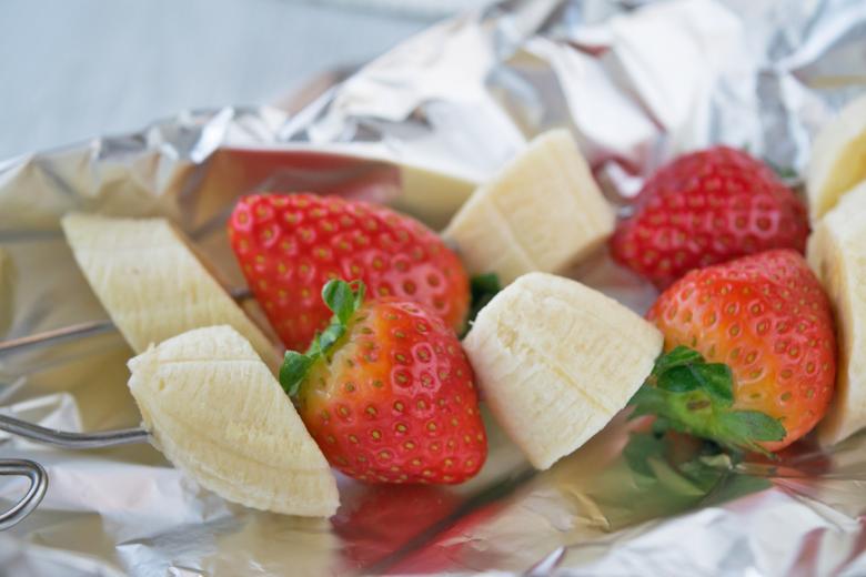 Grillspiess mit Erdbeeren und Bananen