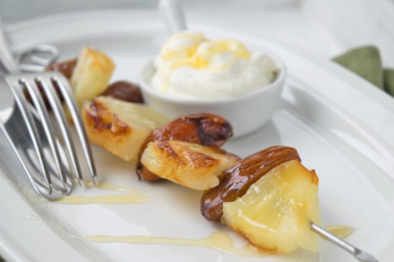 Gegrillte Ananas und Datteln Spiesse