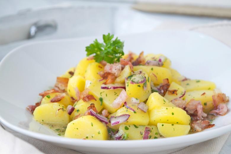Sommerlicher Erdäpfelsalat mit Speck