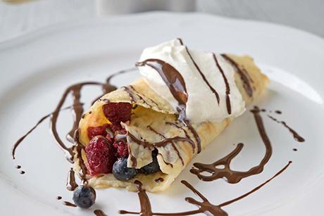 Crepes mit Beeren und Schokosause