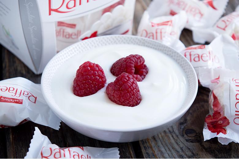 Raffaello-Creme mit Himbeeren