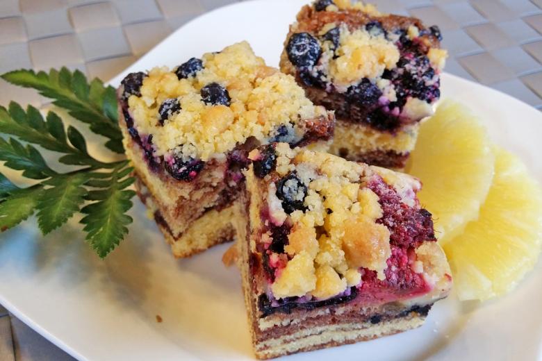 Marmorkuchen mit Blaubeer-Streuseln