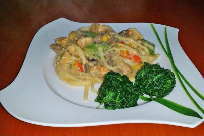 Chinesiche Nudelpfanne mit Poulet und Spinatnestern