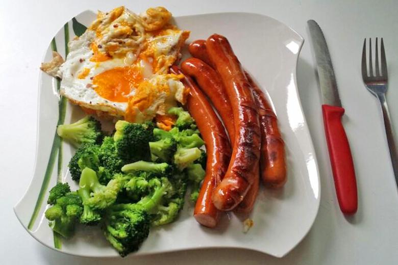 Grillwürste mit Spiegelei und Broccoli