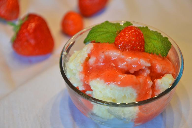 Milchreis mit Erdbeersauce