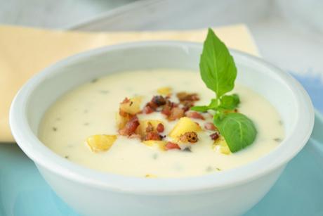 Bohnensuppe mit Birnen-Speck-Häubchen