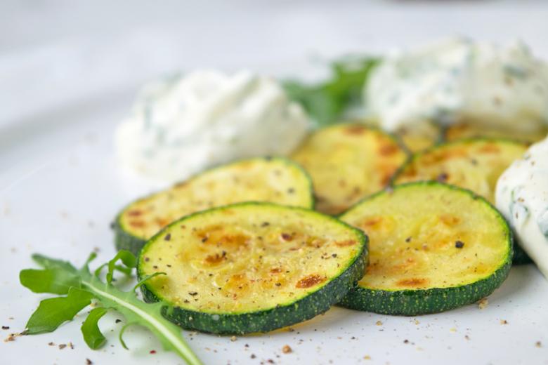 Gebratene Zucchetti mit Rucola-Ricotta-Creme