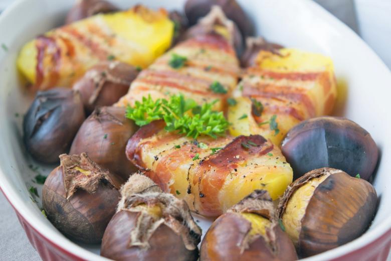 Kartoffelhälften mit Speck und Maroni