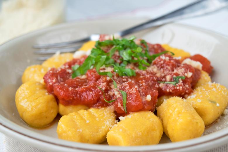 Gnocchi aus Kürbisknödelteig mit Parmesan