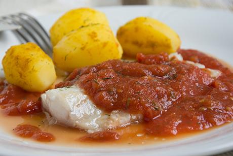 Goldbutt mit Tomatensauce und Currykartoffeln