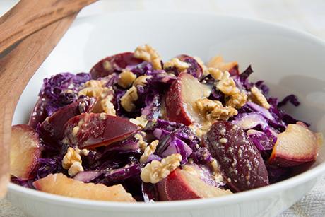 Rotkabis-Zwetschgensalat mit gerösteten Baumnüssen