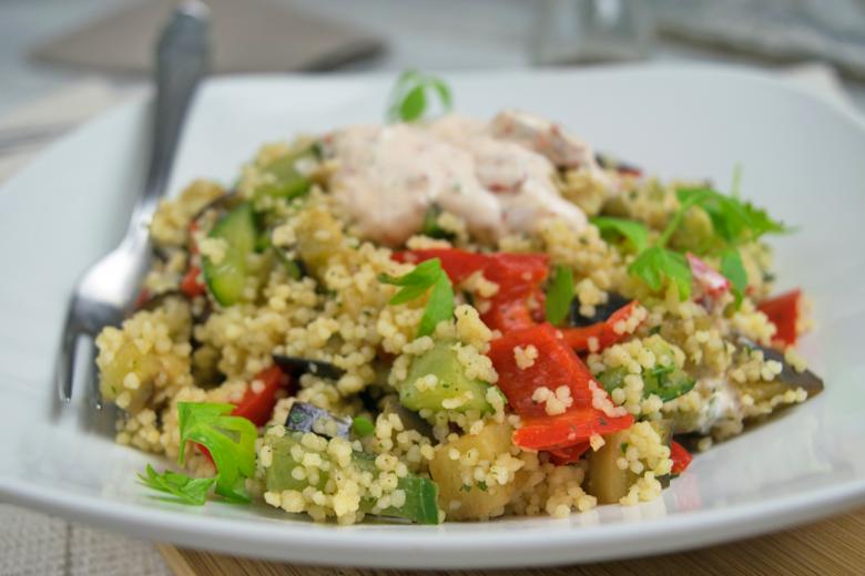 Gemüse Couscous mit Tahini Dressing