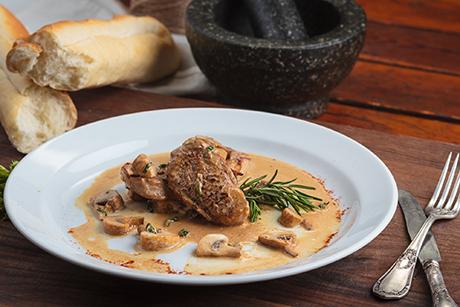 Kalbsrahmbraten an frischen Pilzen