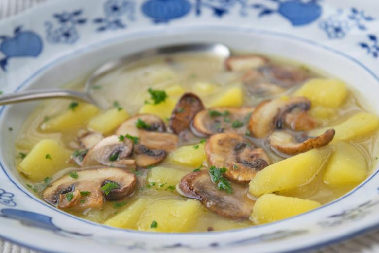 Wiener Kartoffelsuppe mit frischen Pilzen