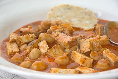 Vegetarisches Gulasch mit Tofu und Pilzen