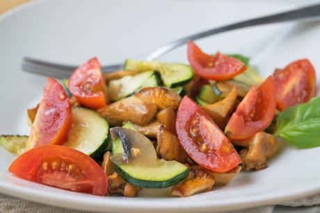 Gebratener Zucchettisalat mit Pilzen