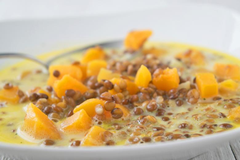 Kürbis-Kokossuppe mit gesunden Linsen