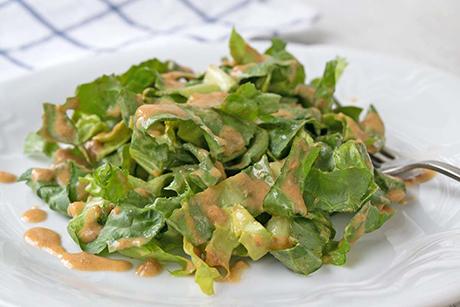 Endiviensalat an Nussdressing