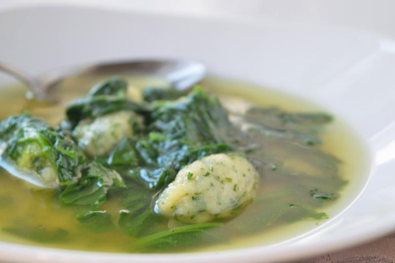 Klare Spinatsuppe mit Ricotta-Gnocchi