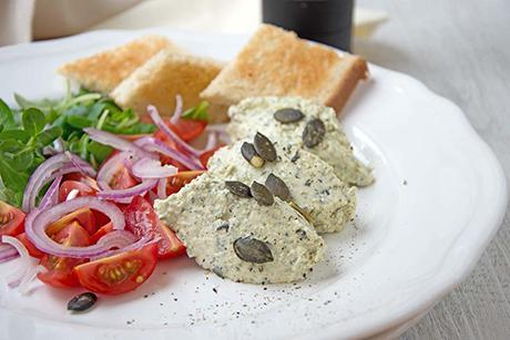 Kürbiskernmousse an frischem Salat