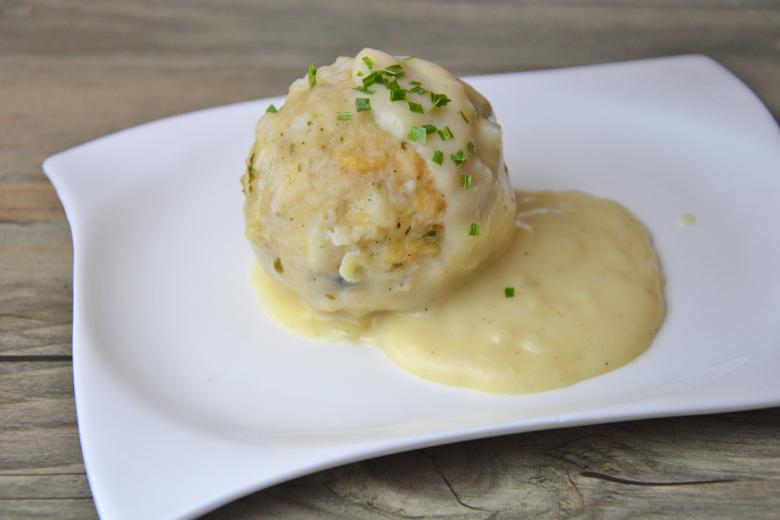 Semmelklösse mit feiner Sauce