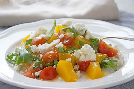 Tomaten-Pfirsich-Salat mit Burrata