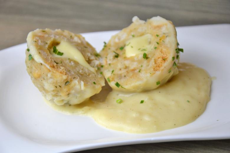 Semmelknödel mit Käsekern