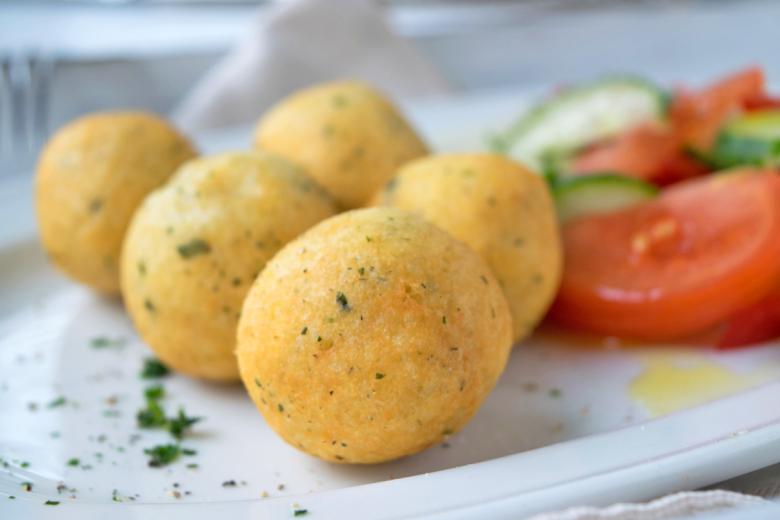 Bulgur-Kartoffelbällchen an frischem Salat