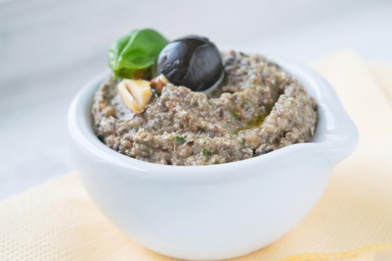 Olivenaufstrich mit Mandeln