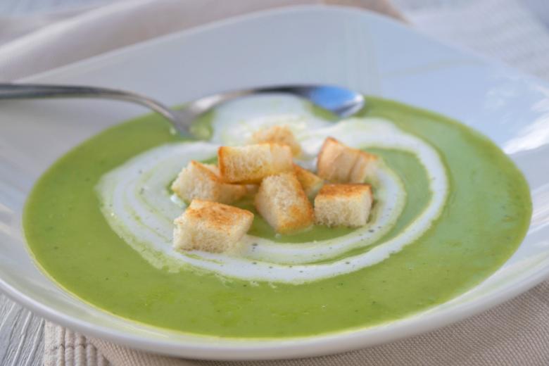 Erbsencremesuppe mit Croutons