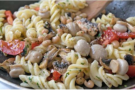 Salbeifusilli an Bohnen