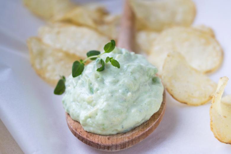Gebackene Kartoffelchips mit Guacamole