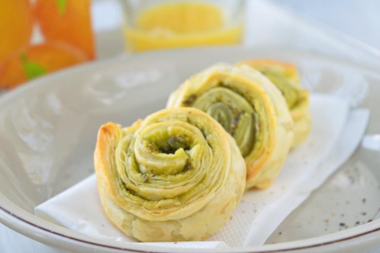 Pesto-Blätterteigschnecken