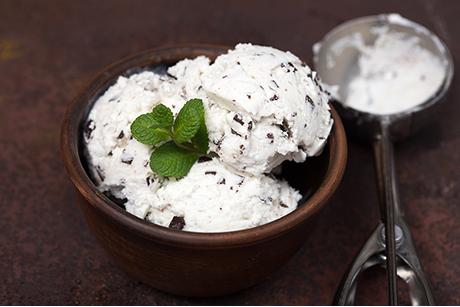 Straciatella-Glace mit weisser Schokolade