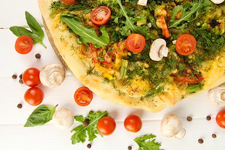 Gemüsefocaccia mit Spinat und Spargel