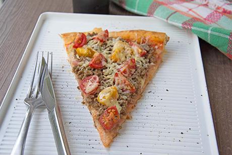 Hackfleisch-Pizza