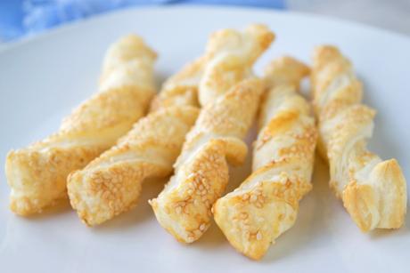 Blätterteigstangen mit Sesam