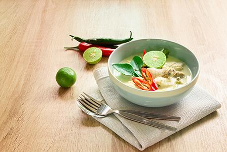 Feurige Kokos-Poulet-Suppe