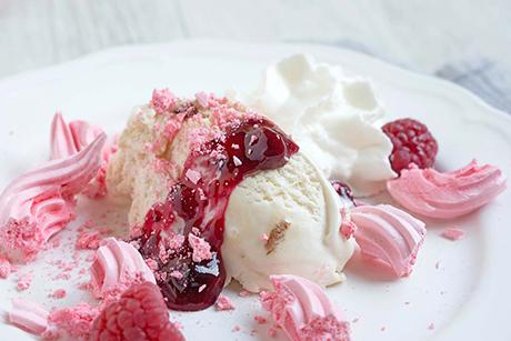 Beeren-Meringues-Becher