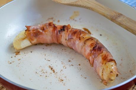 Mit Speck umhüllte Grill-Bananen