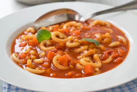 Linsen-Nudelsuppe mit Balsamico