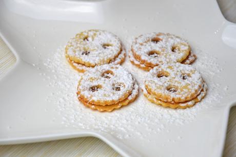 Spitzbuben mit Erdbeerkonfitüre